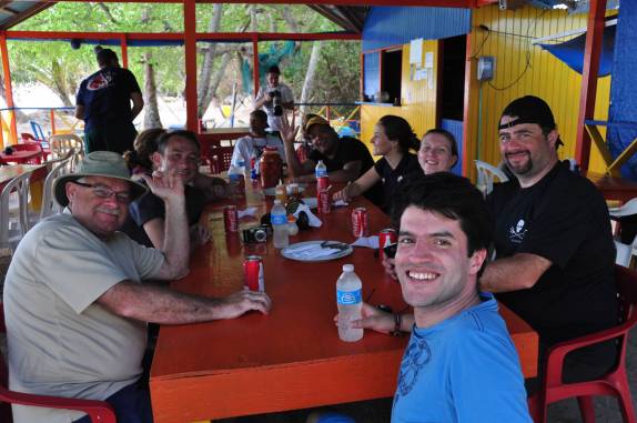 Celebrando o incrível mergulho com tubarões em Providencia, ilha colombiana no Caribe
